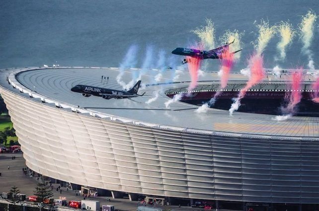 Avión de Airlink volando a baja altura sobre el estadio DHL de Ciudad del Cabo