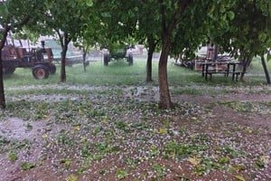 Granizo acumulado en un patio de San Cristóbal durante el temporal