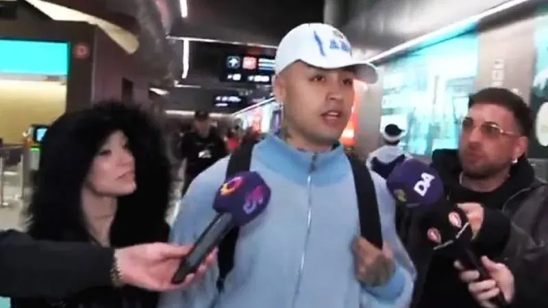 Tiago PZK y La Joaqui en el Aeropuerto Internacional de Ezeiza