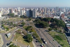 Vista de una ruta provincial en Santa Fe con tránsito vehicular