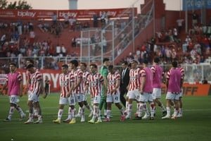 Jugadores de Unión y Independiente disputan la pelota en el estadio 15 de Abril
