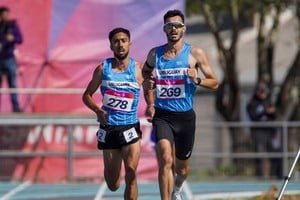 Valentín Soca cruzando la meta en los 5.000 metros de los Juegos Suramericanos 2026