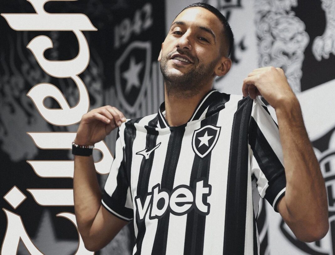 Hakim Ziyech posa con la camiseta de Botafogo durante su presentación