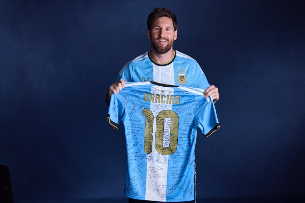 Lionel Messi durante su último día como futbolista de la selección argentina, en imágenes del documental 