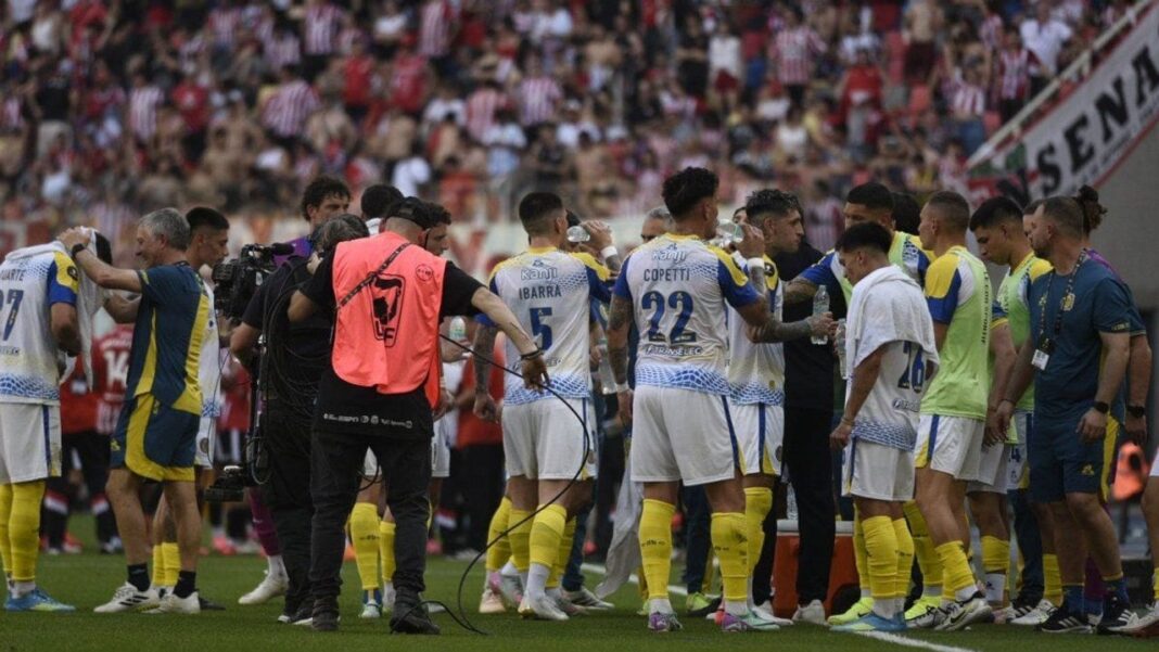 Jugadores de Estudiantes y Rosario Central durante un partido de la Supercopa Internacional