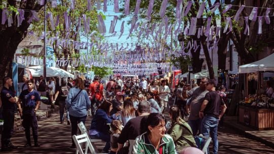 Vista de la Ciudad de Buenos Aires con actividades al aire libre durante un fin de semana largo