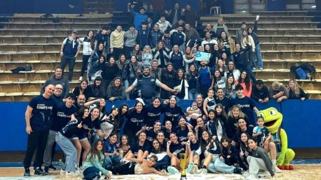 Jugadoras de Alba Argentina de Maciel festejan el título de la Primera B femenina de la Rosarina de básquet