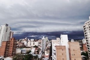 Cielo oscuro y nubes de tormenta sobre la ciudad de Santa Fe
