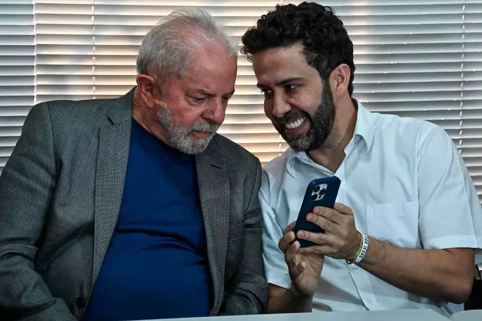 André Janones, diputado federal por Minas Gerais, durante una transmisión en vivo