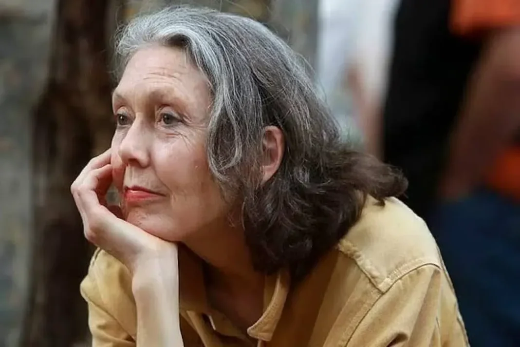 Retrato de la escritora canadiense Anne Carson, ganadora del Premio Nobel de Literatura 2026