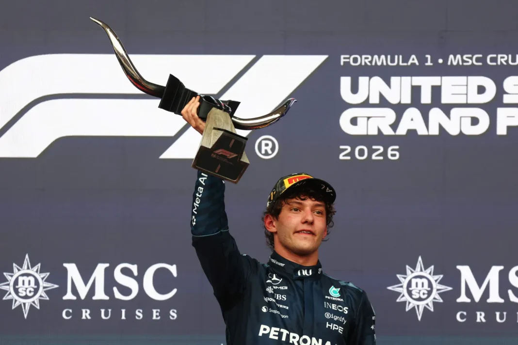 Andrea Kimi Antonelli celebra su victoria en el Gran Premio de Estados Unidos de Fórmula 1 en Austin