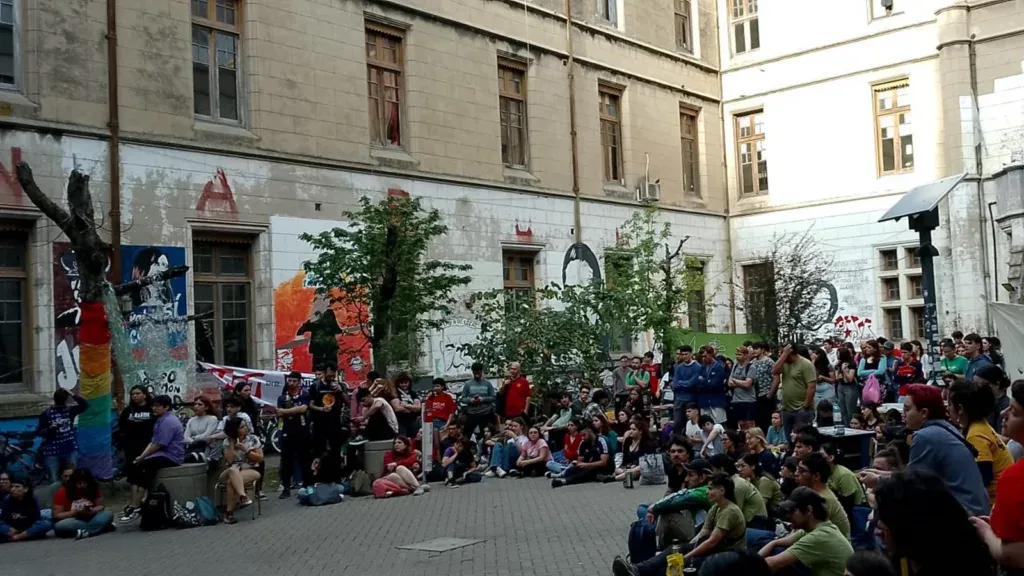 Estudiantes reunidos en los escalones de la Facultad de Ciencia Política y Relaciones Internacionales de la UNR durante una asamblea