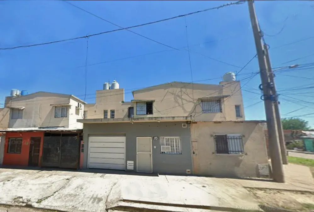 Móvil policial en la escena del crimen en Larralde al 2800, Rosario