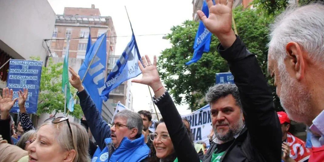 Trabajadores de ATE Rosario protestan frente a la sede de PAMI en Sarmiento al 400