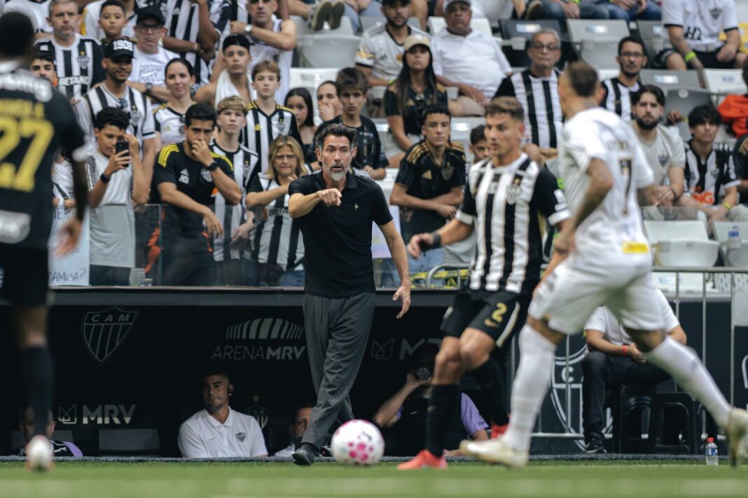 Eduardo Domínguez, entrenador de Atlético Mineiro, durante un partido del Brasileirão