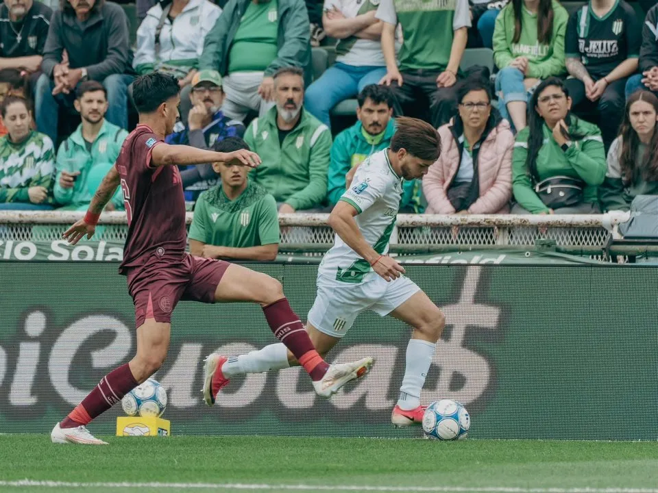 Jugadores de Banfield y Lanús disputando el clásico del Sur en el estadio Florencio Sola