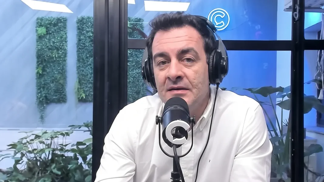 Médico oncólogo Sebastián Torres durante una entrevista sobre cáncer de mama