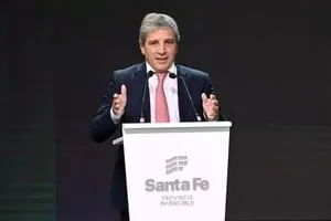 Luis Caputo durante su discurso en la Ronda de Negocios RIGI en Rosario