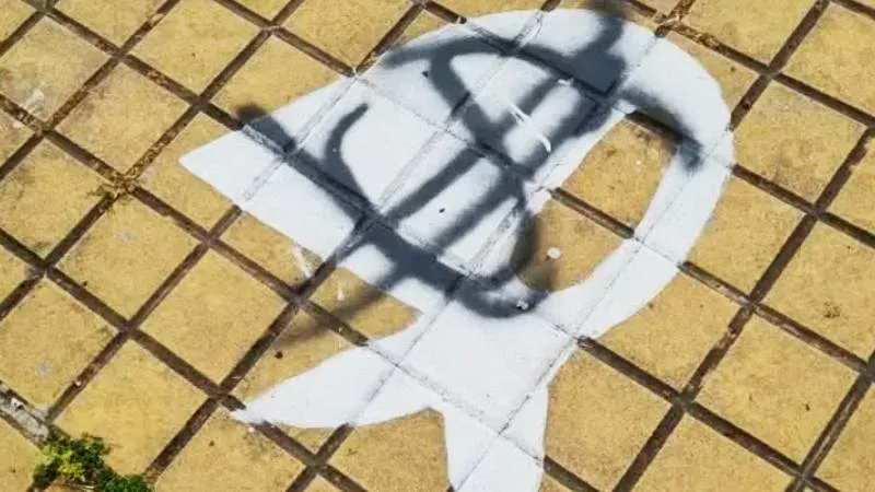 Pañuelos blancos pintados en las baldosas de la Plaza Casado de la Memoria de Casilda