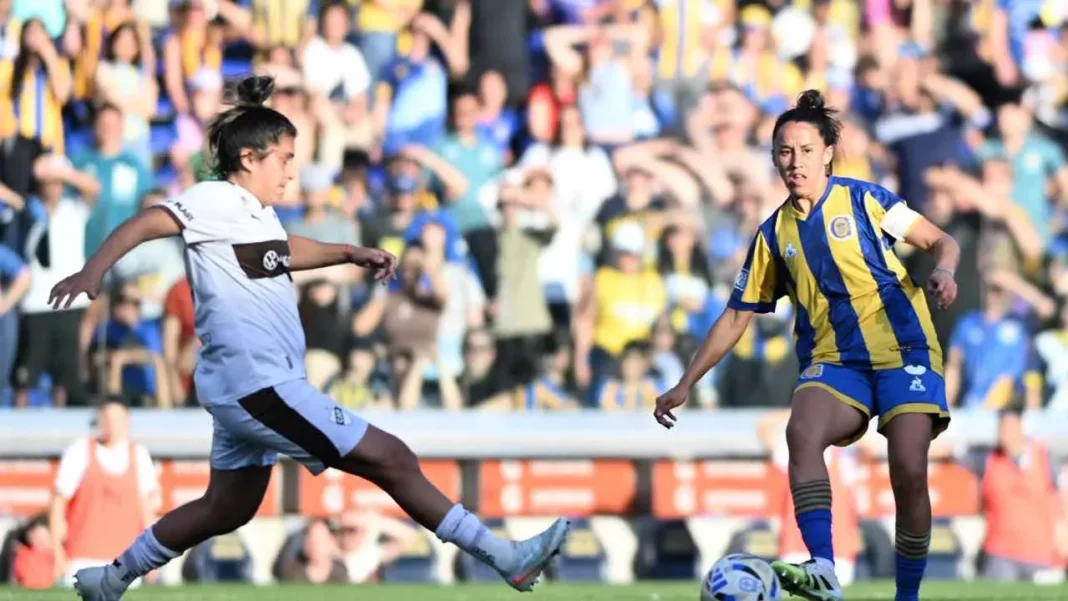Jugadoras de Rosario Central festejan el título de la Primera B en el estadio Gigante de Arroyito