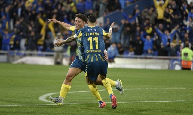 Jugadores de Rosario Central celebrando un gol