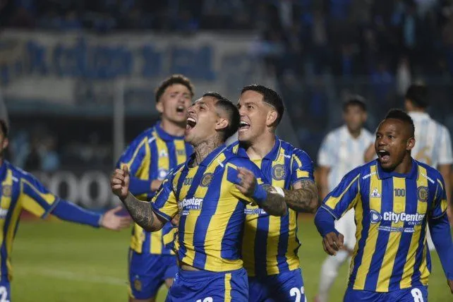 Jugadores de Central celebrando un gol ante Atlético Tucumán
