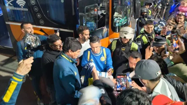 Imagen del arribo del plantel de Rosario Central a Tucumán