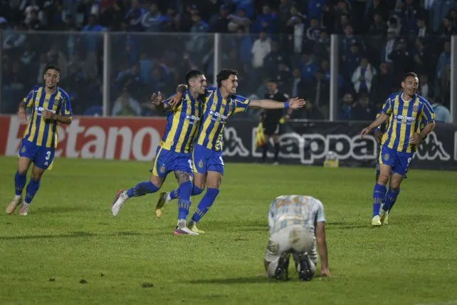 Jugadores de Rosario Central durante un partido de la Liga Profesional en el Estadio Gigante de Arroyito