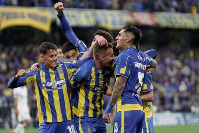Jugadores de Central celebrando un gol en el partido ante Independiente Rivadavia