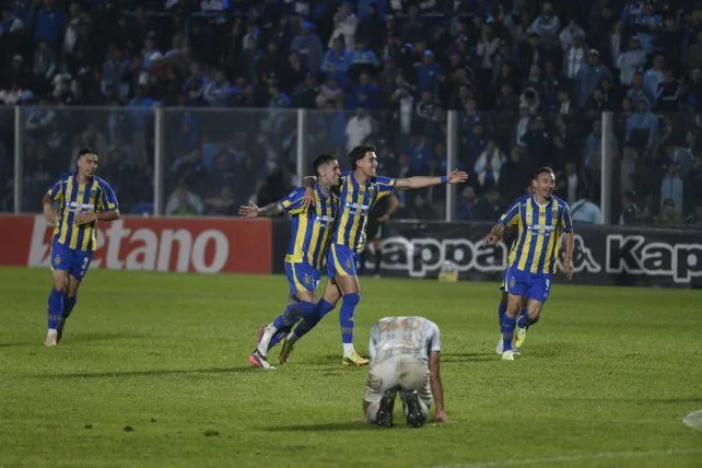 Jugadores de Rosario Central festejando un gol