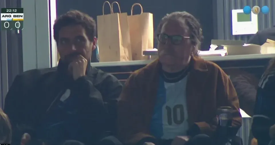 Charly García en un palco del Estadio Monumental durante el partido despedida de Lionel Messi