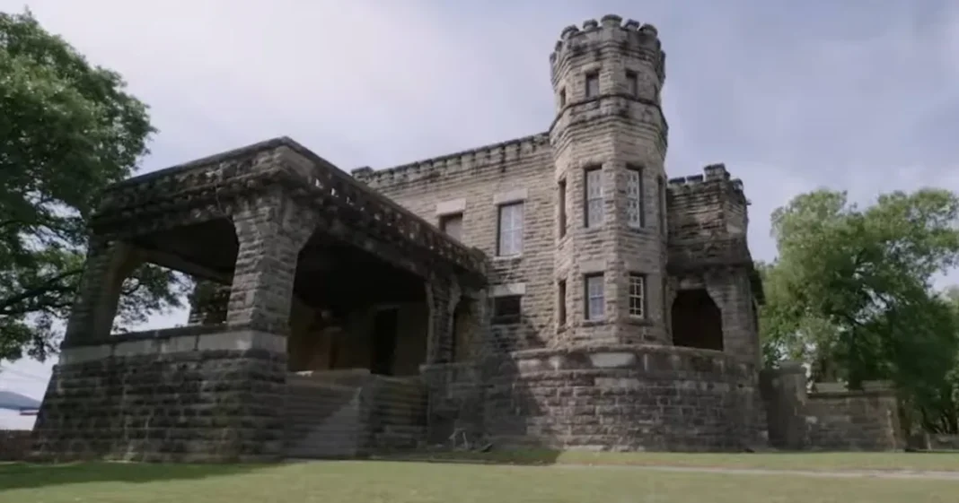Fachada de piedra del Cottonland Castle en Waco, Texas, restaurado por Chip y Joanna Gaines