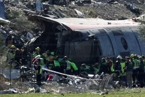 Restos de vagones descarrilados tras el choque de dos trenes de alta velocidad en las inmediaciones de la estación de Urda, Toledo
