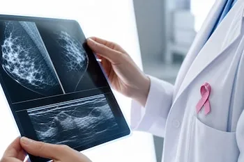 Cirujanos observando una pantalla con imágenes de fluorescencia durante una cirugía oncológica