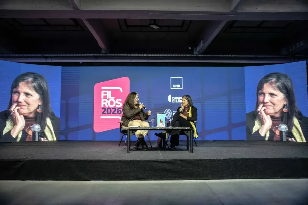 Claudia Piñeiro durante la presentación de su novela El canto invisible en la Feria del Libro de Rosario