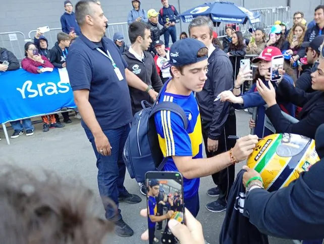 Franco Colapinto con la camiseta de Boca en el circuito de Interlagos