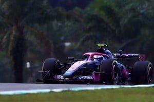 Franco Colapinto y Pierre Gasly durante el Gran Premio de Baréin en el circuito de Sepang