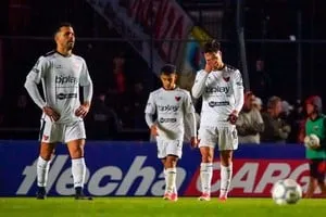 Estadio Brigadier López durante el partido entre Colón y Almirante Brown