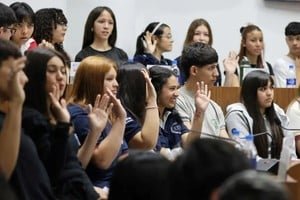 Estudiantes secundarios participan del Concejo Joven en el recinto del Concejo Municipal de Santa Fe