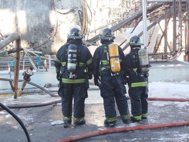 Bomberos trabajando en la planta de Albardón Bio tras la explosión