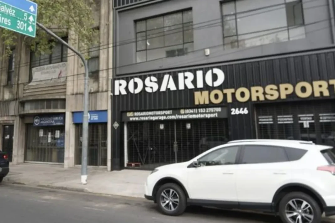 Frente de la concesionaria Rosario Motorsport, investigada por presuntas estafas en la compraventa de vehículos.