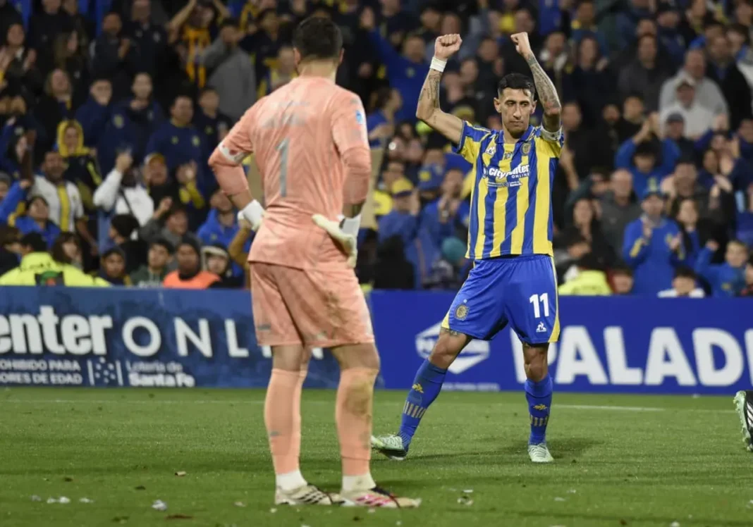 Ángel Di María celebrando un gol con la camiseta de Rosario Central