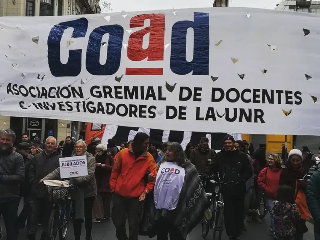 Docentes universitarios durante una medida de fuerza