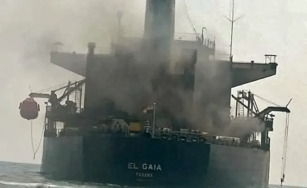 Buque petrolero navegando en el estrecho de Ormuz