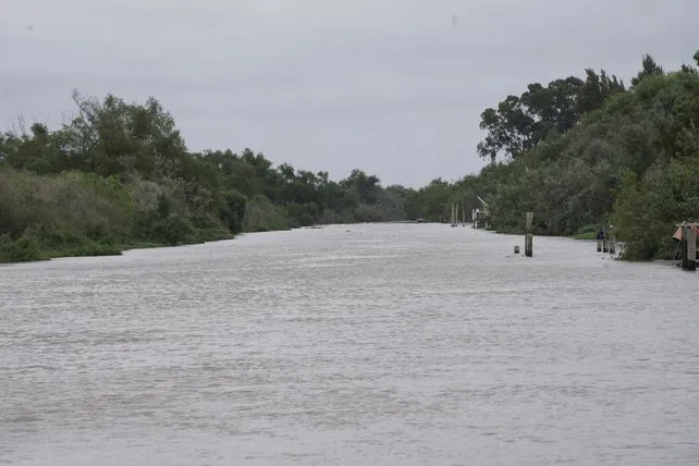 Río Paraná con nivel de agua en aumento