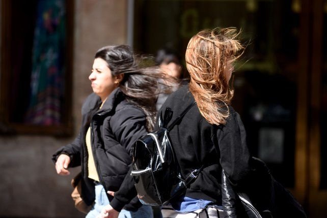 Cielo nublado y ráfagas de viento en Rosario