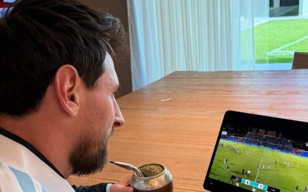 Lionel Messi observando el partido del Eldense desde una notebook