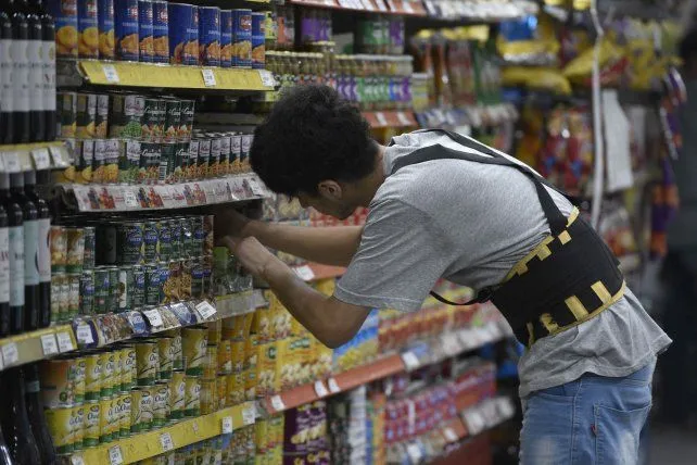 Empleados de comercio durante una jornada laboral en un local comercial