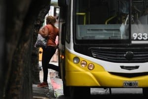 Colectivo de transporte público circulando por una calle de Santa Fe