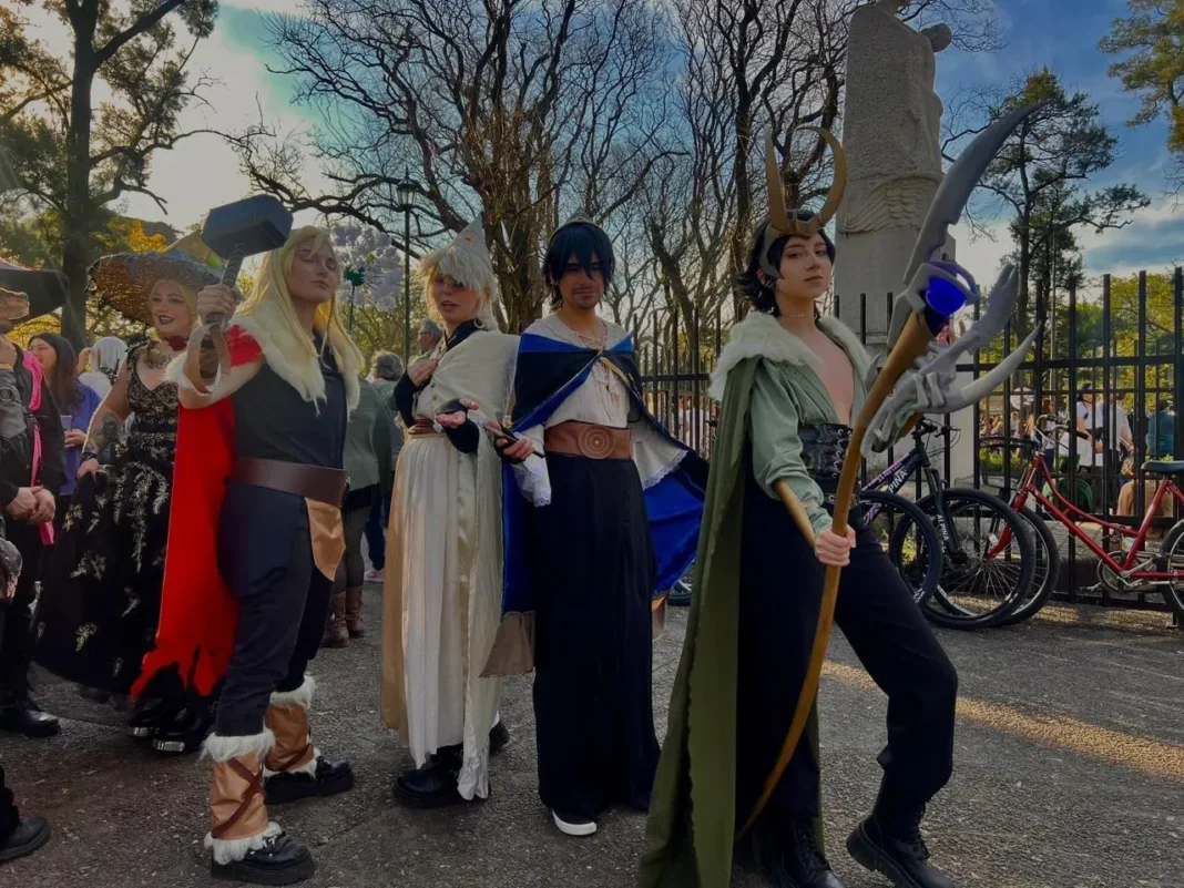Personas caracterizadas participan del Encuentro de Arte Medieval La Comarca en la Plaza Alberdi de Rosario